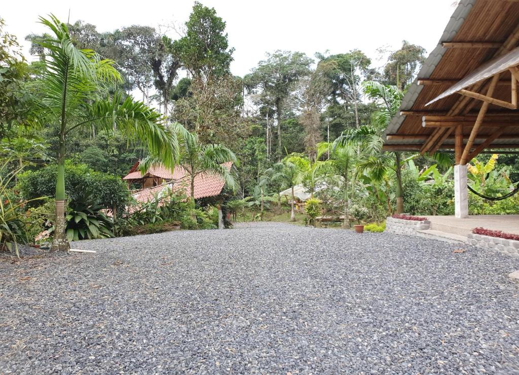 eine Kieseinfahrt vor einem Haus in der Unterkunft Finca Las Palmas Ecolodge in Puyo