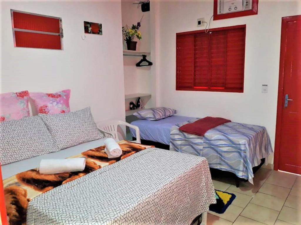 Habitación con 2 camas y sofá. en Aconchego - Família Mangas Monteiro, en Macapá