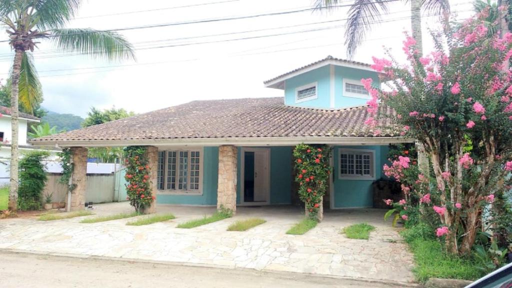  Casa em Ubatuba - Condomínio com acesso ao Rio Grande
