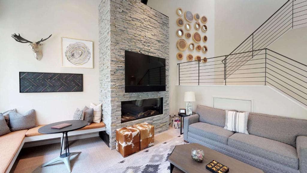 Posezení v ubytování Vail Residences at Cascade Village, a Destination by Hyatt Residence