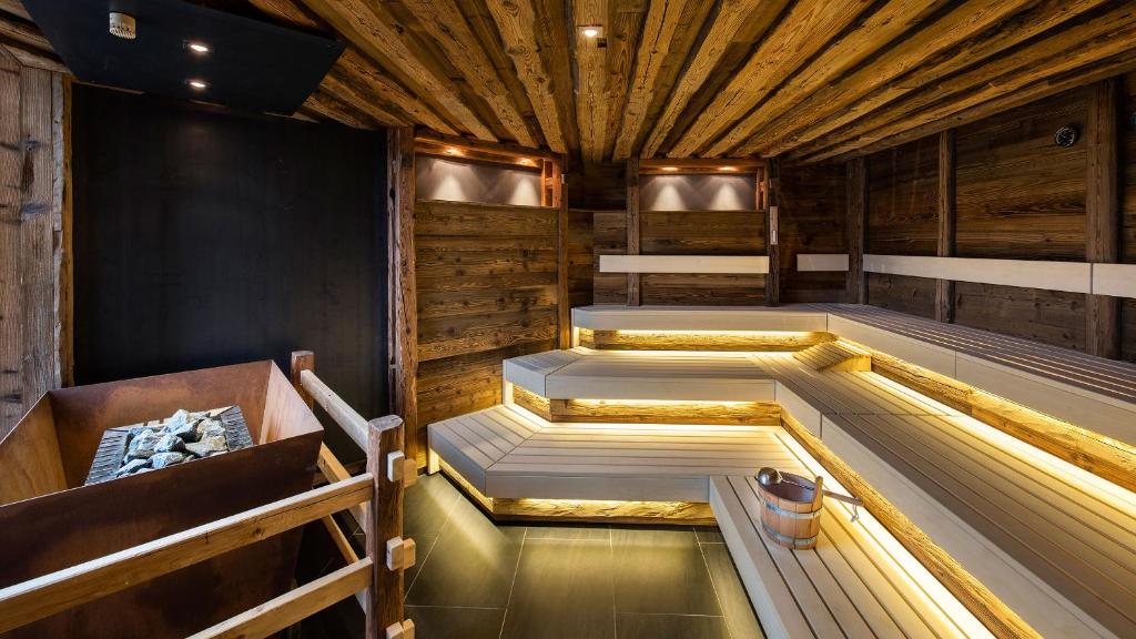 Posezení v ubytování ALMGUT - Mountain Wellness Hotel