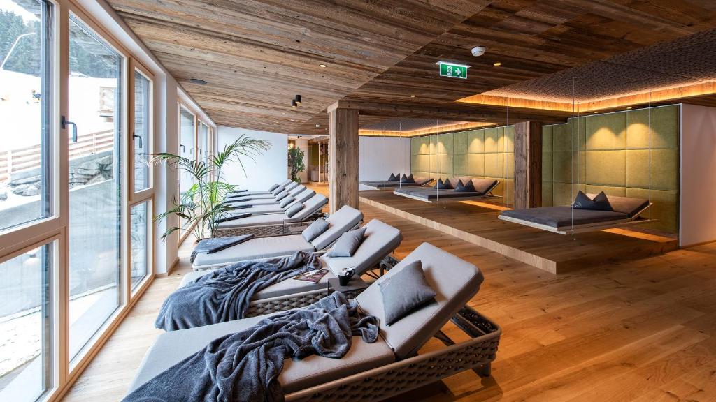 Posezení v ubytování ALMGUT - Mountain Wellness Hotel