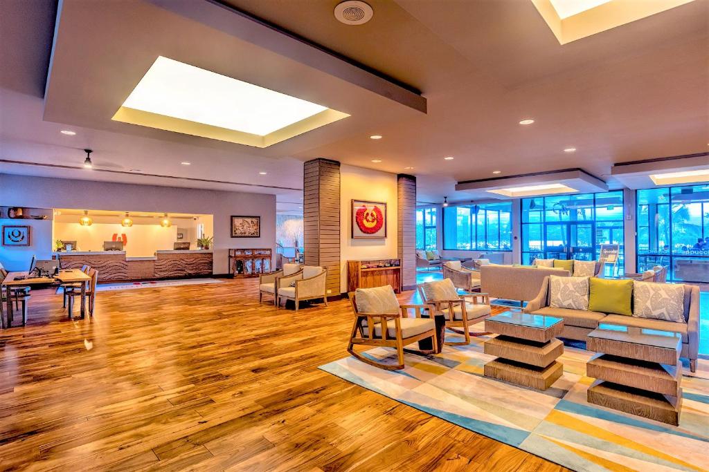 Posezení v ubytování Hilo Hawaiian Hotel, Trademark Collection by Wyndham