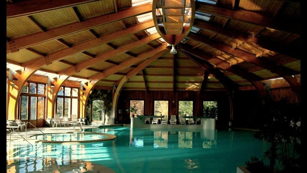 Bazén v ubytování Malalcahuello Thermal Hotel & Spa nebo v jeho okolí