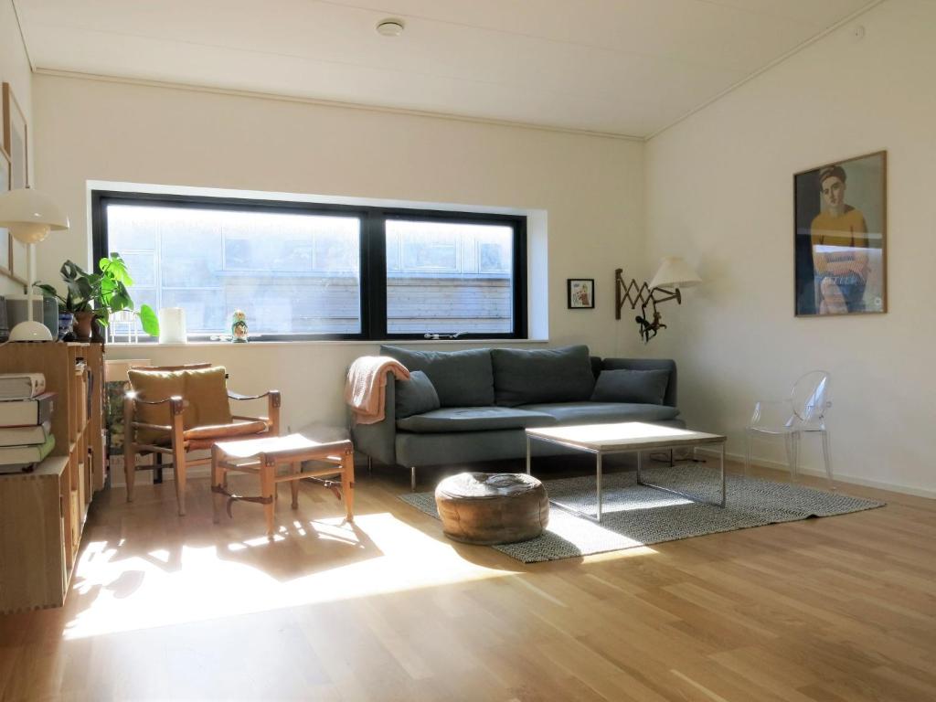 een woonkamer met een bank en een tafel bij ApartmentInCopenhagen Apartment 1362 in Kopenhagen