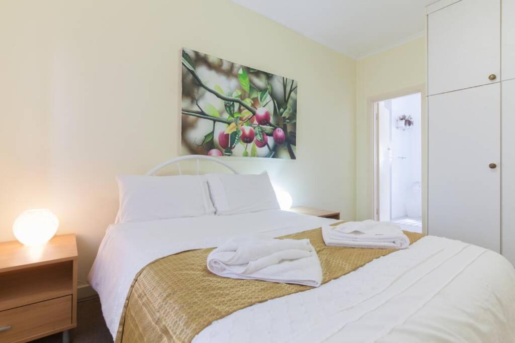 - une chambre avec un lit et 2 serviettes dans l'établissement B5 Crawley Apartment 1 BRM & Sleepout near UWA, à Perth