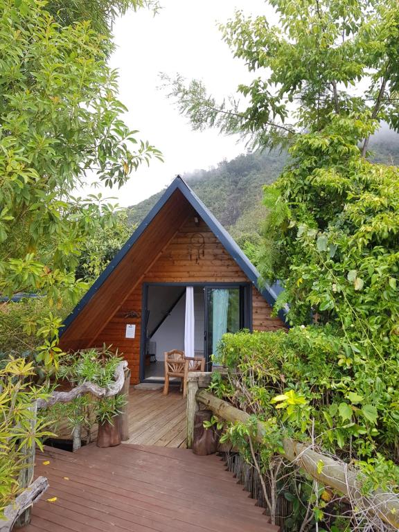 錫拉奧的住宿－TAPACALA INSOLITE，小屋设有木甲板