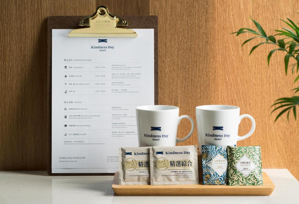 Příslušenství pro přípravu čaje a kávy v ubytování Kindness Day Hotel