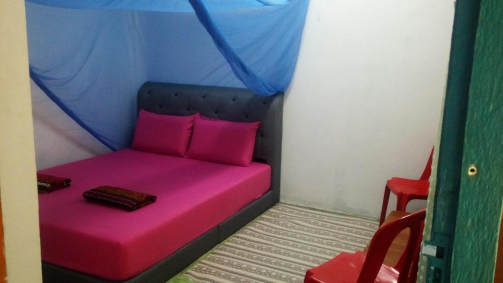 Postel nebo postele na pokoji v ubytování Fatehah Inn