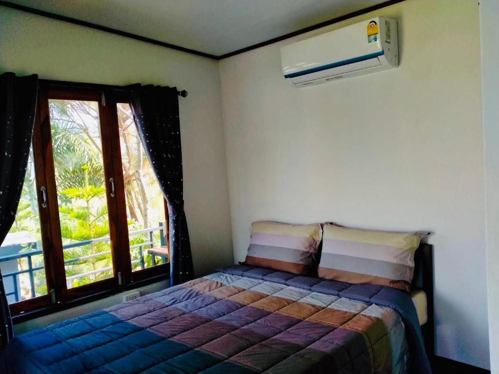 Postel nebo postele na pokoji v ubytování Thanorm Rak Resort
