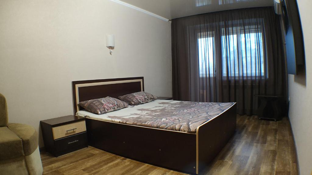 クルィヴィーイ・リーフにあるАпартаменты в центре Металлургов 27 KR Apartmentsの小さなベッドルーム(窓付きのベッド付)