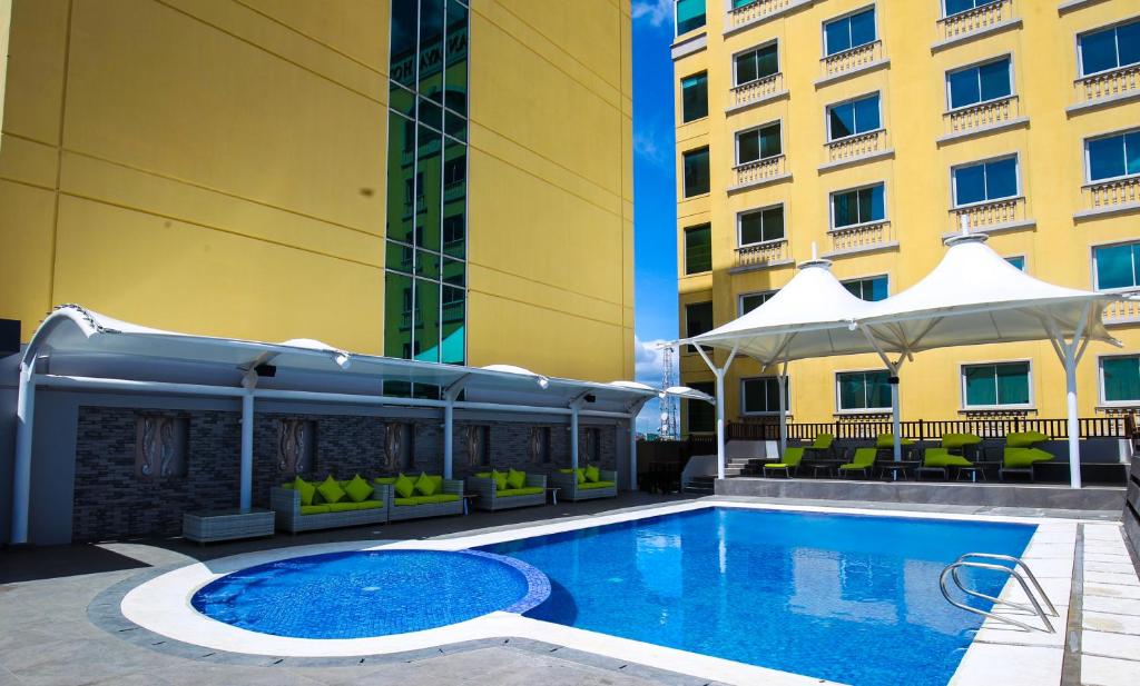 Bazén v ubytování The Royal Mandaya Hotel nebo v jeho okolí