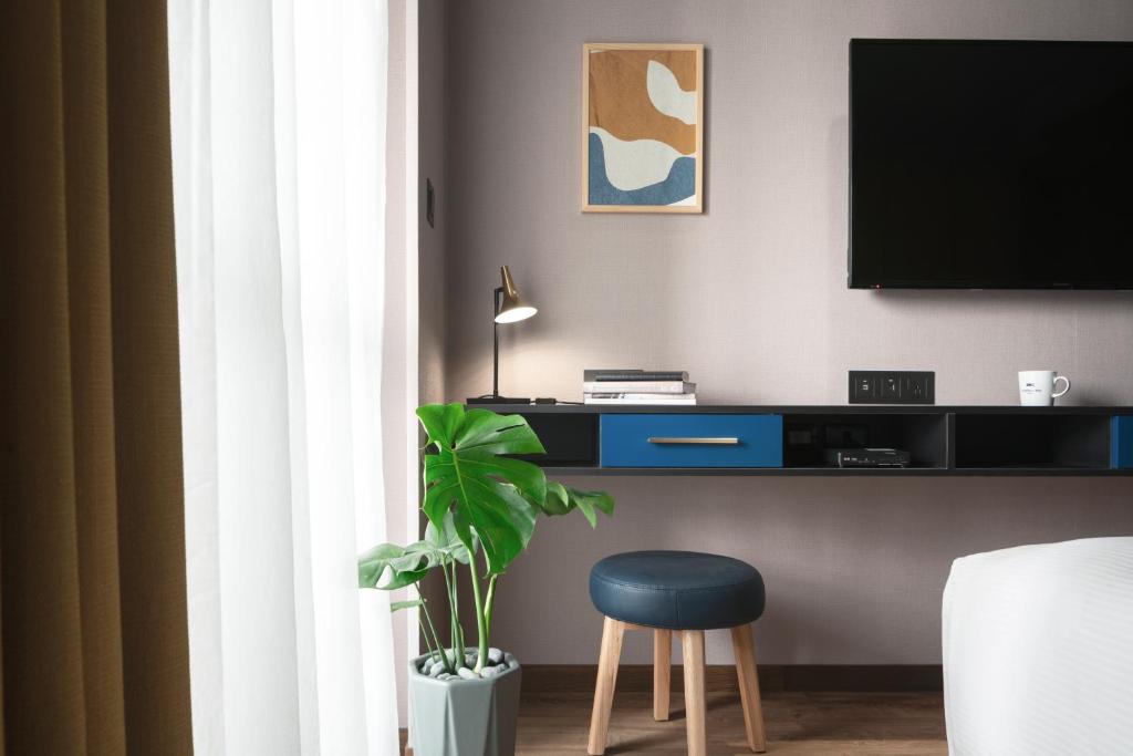 TV a/nebo společenská místnost v ubytování Kindness Day Hotel