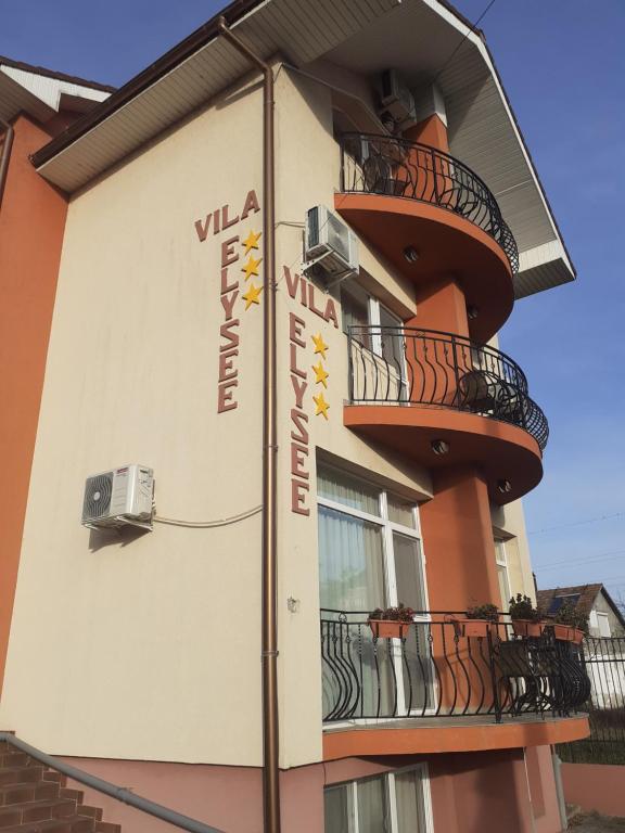 un edificio con 2 balcones en un lateral en Vila Elysee en Baile Felix