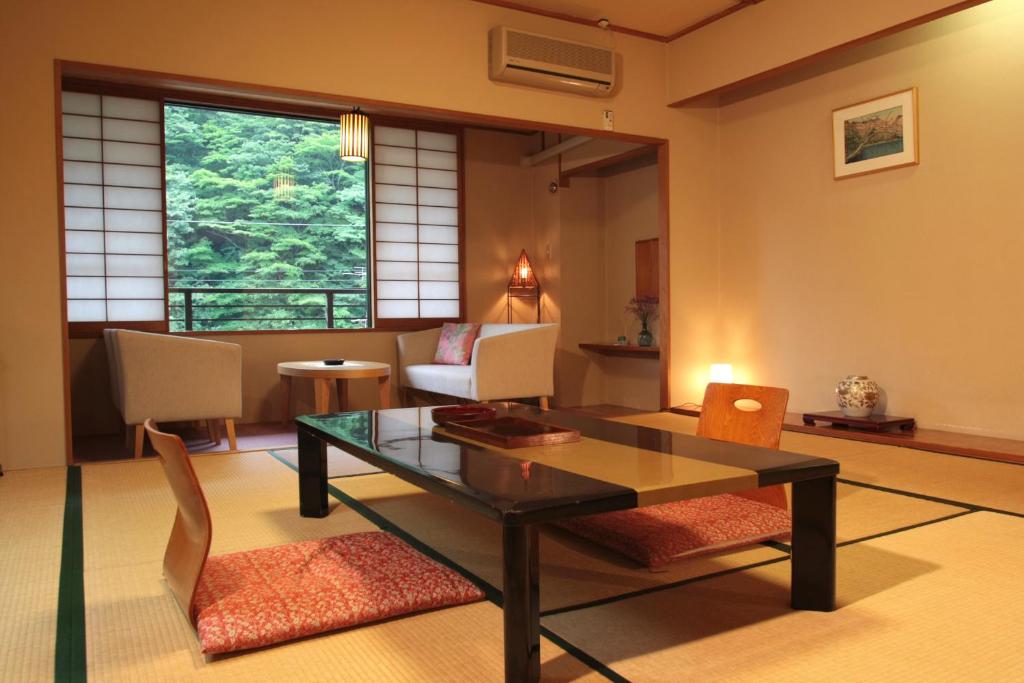 Posezení v ubytování Kinokuniya Ryokan