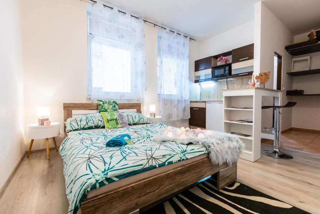 um quarto com uma cama grande e uma janela em Apartments Křenová Brno-center em Brno