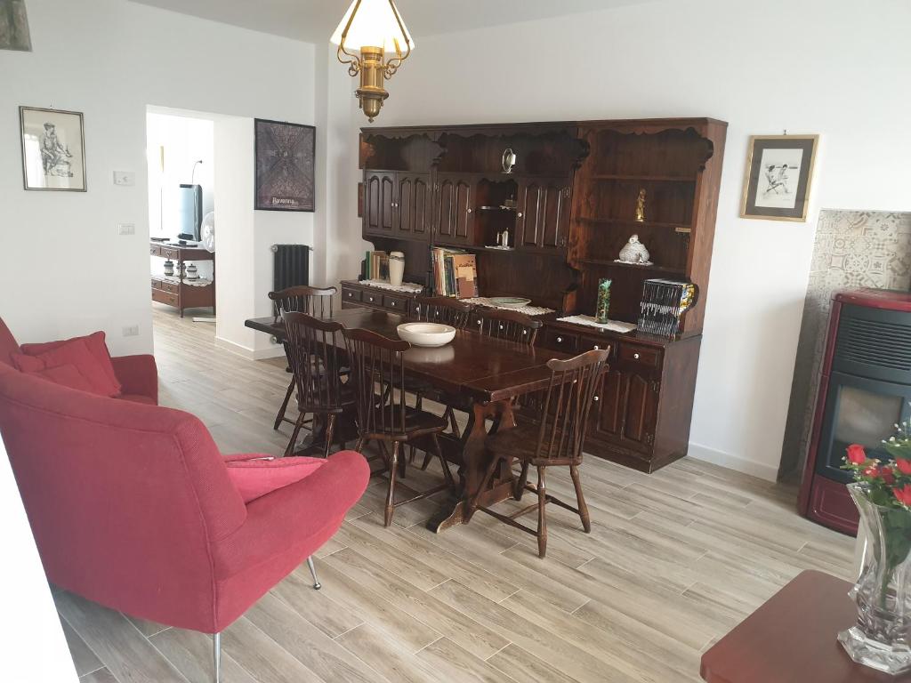 a living room with a dining room table and chairs at Al 17 in Sturno