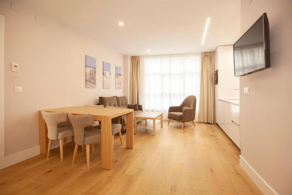 Televízia a/alebo spoločenská miestnosť v ubytovaní Apartamentos Reina Victoria