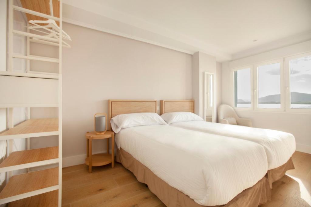 Posteľ alebo postele v izbe v ubytovaní Apartamentos Reina Victoria