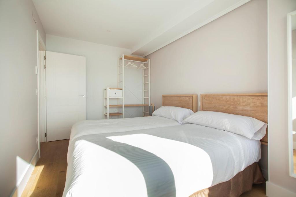 Posteľ alebo postele v izbe v ubytovaní Apartamentos Reina Victoria