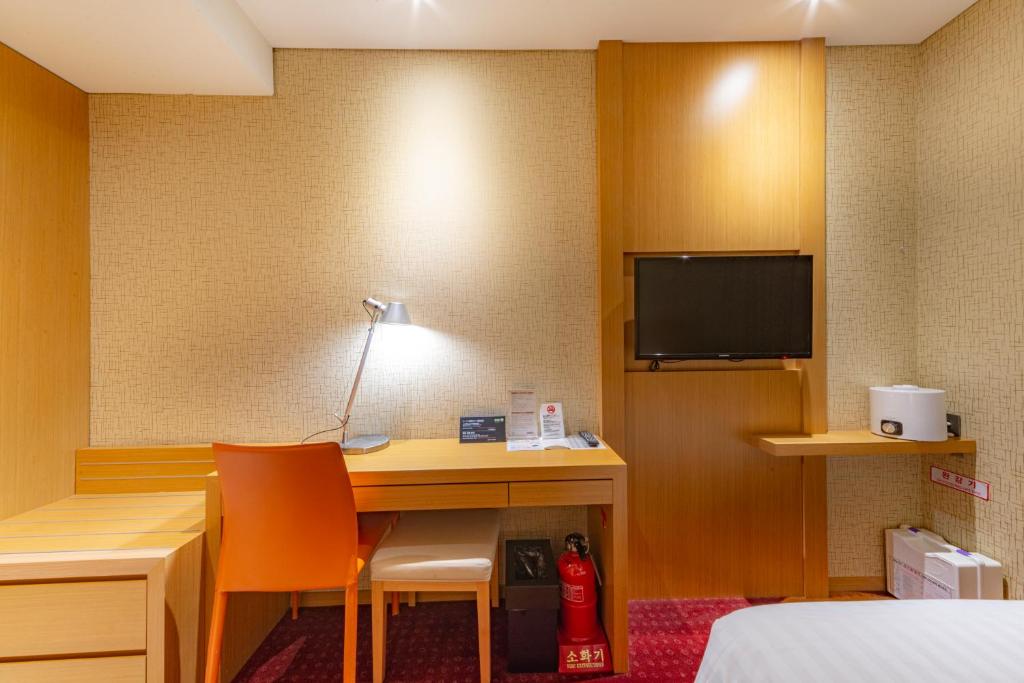 TV a/nebo společenská místnost v ubytování Solaria Nishitetsu Hotel Busan