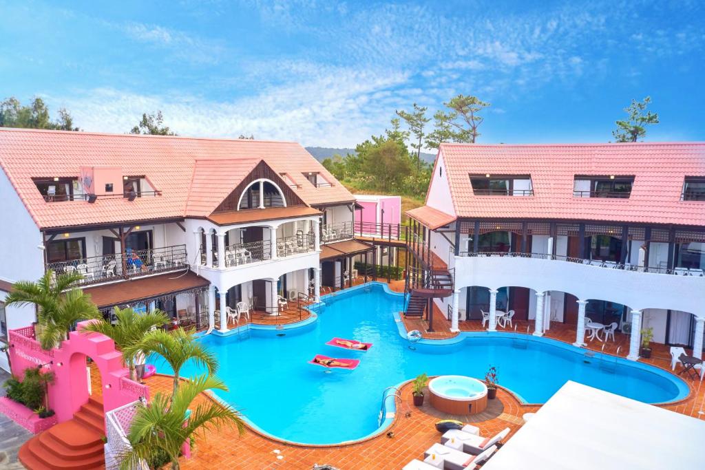 einen Luftblick auf einen Pool in einem Resort in der Unterkunft The Pool Resort OKINAWA in Onna