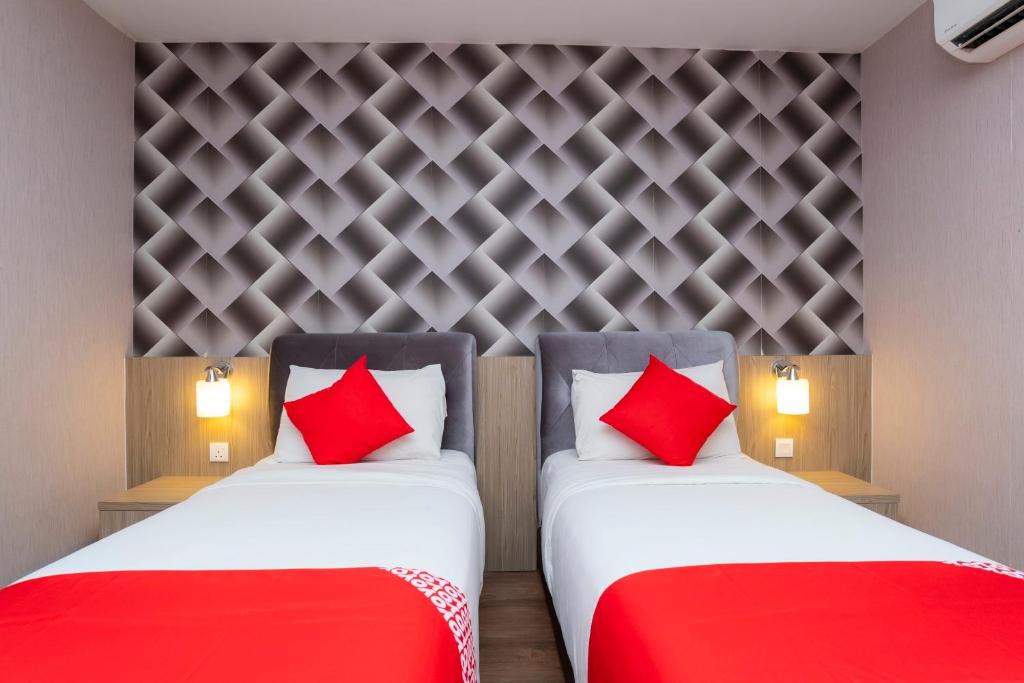 Postel nebo postele na pokoji v ubytování Hotel 101 Ulu Tiram