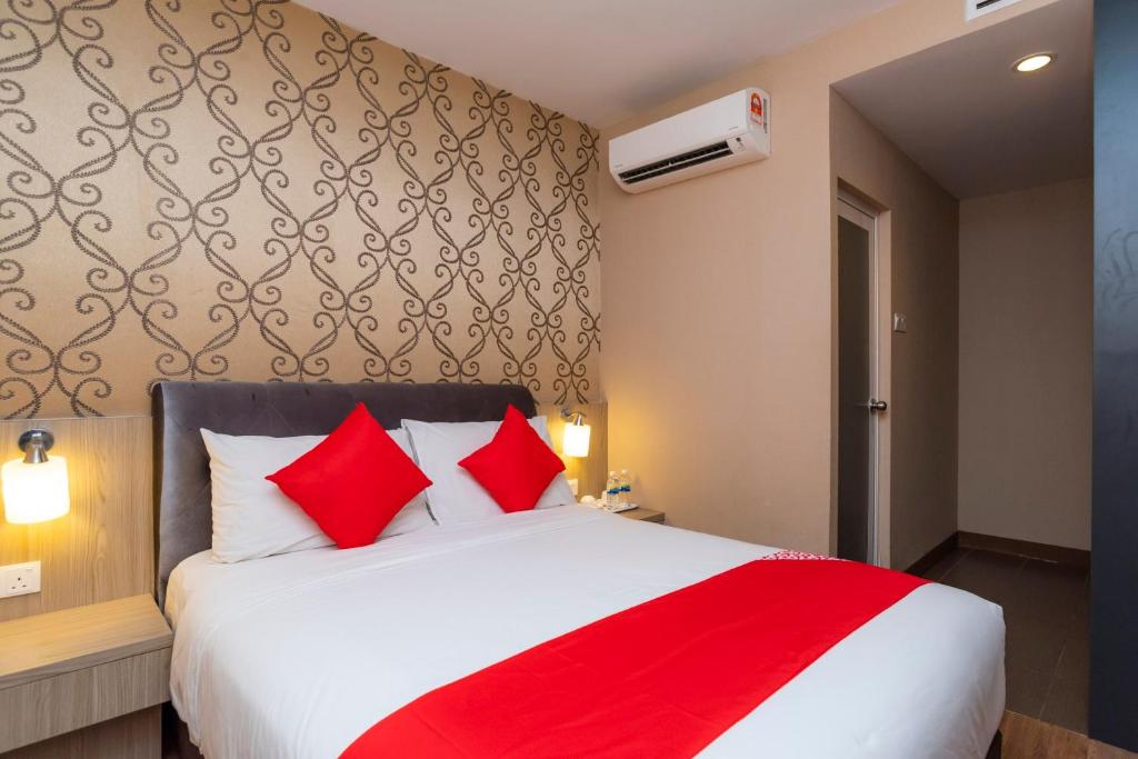 Postel nebo postele na pokoji v ubytování Hotel 101 Ulu Tiram
