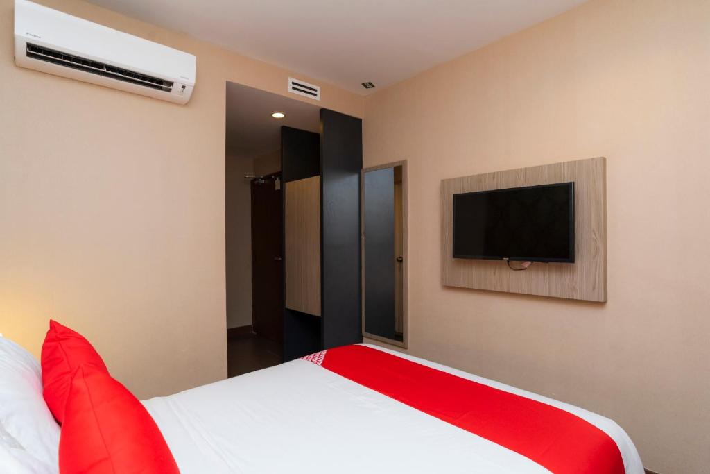 Postel nebo postele na pokoji v ubytování Hotel 101 Ulu Tiram