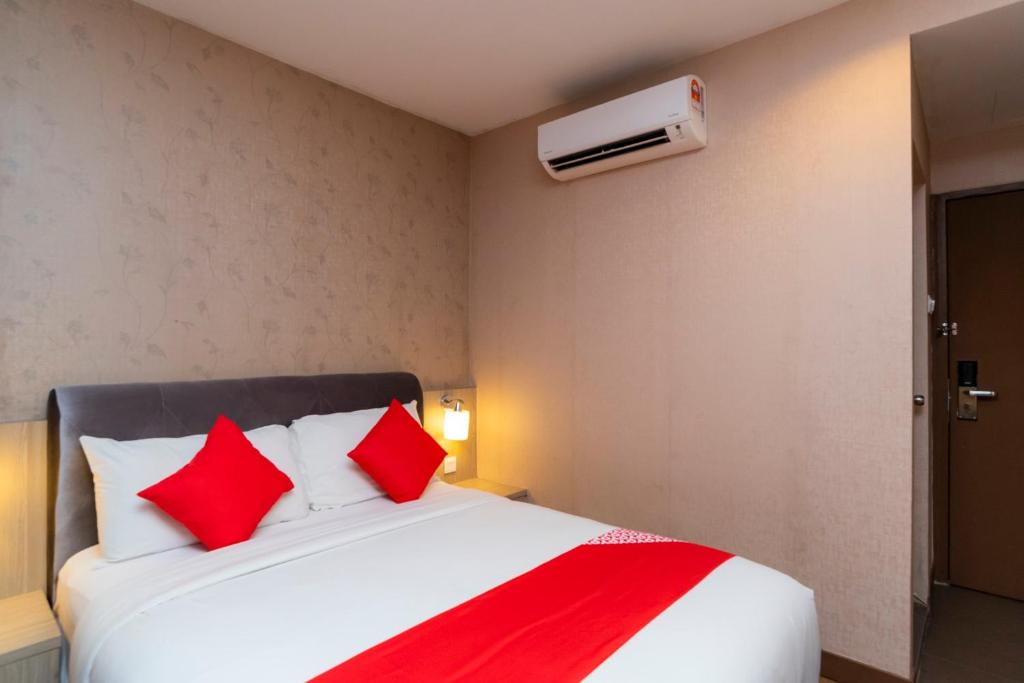 Postel nebo postele na pokoji v ubytování Hotel 101 Ulu Tiram