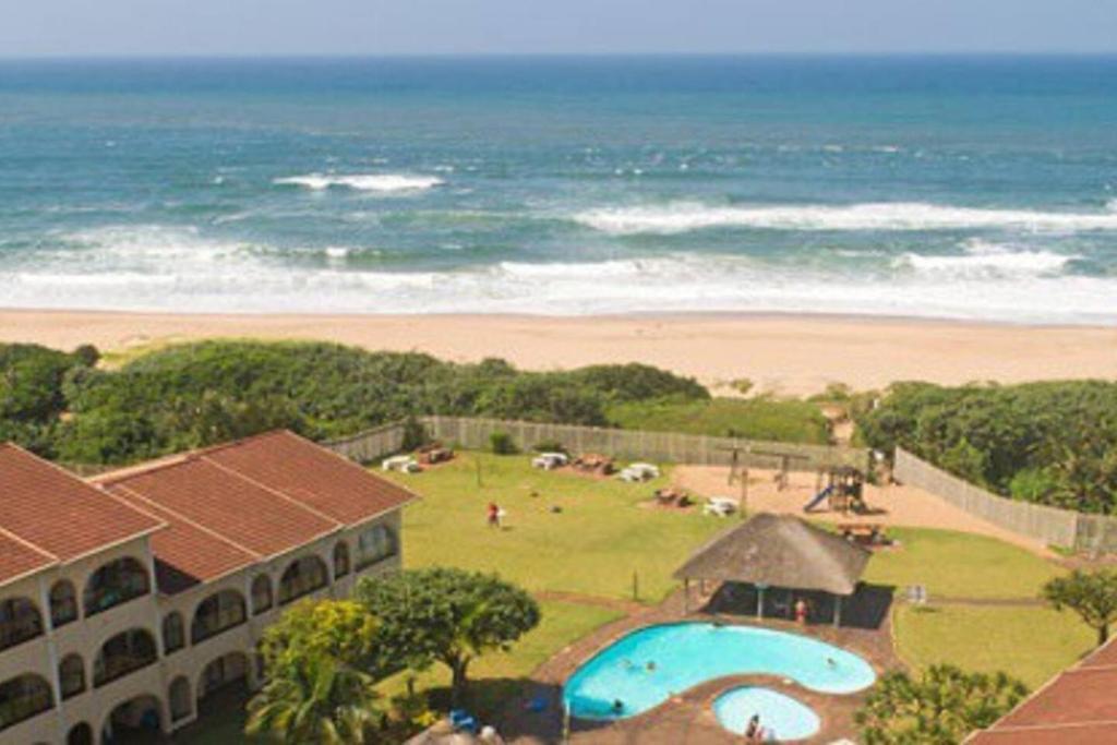 eine Luftaufnahme eines Resorts und des Strandes in der Unterkunft Cabanas Del Mar 45 in Kingsborough