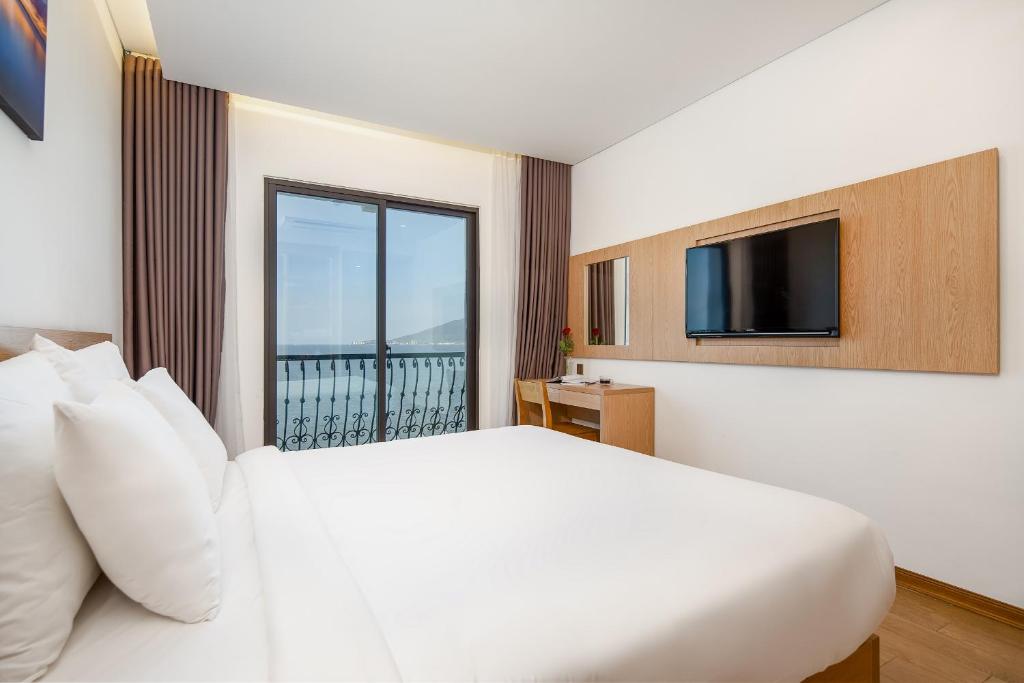 Gold Boutique Hotel Danang - Deluxe Double Room With Balcony And Sea View