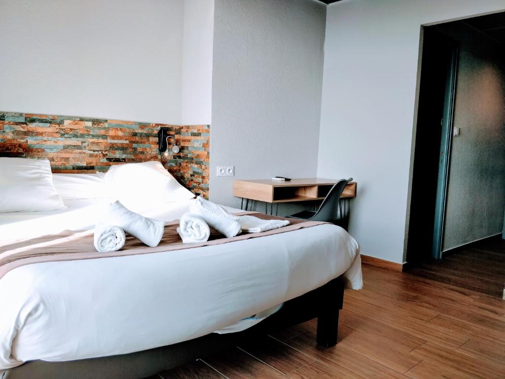 Postel nebo postele na pokoji v ubytování Logis Hôtel Restaurant Mar I Sol