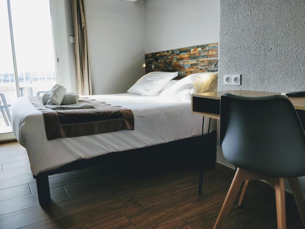 Postel nebo postele na pokoji v ubytování Logis Hôtel Restaurant Mar I Sol