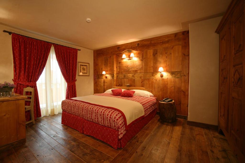 Łóżko lub łóżka w pokoju w obiekcie Hotel Letterario Locanda Collomb
