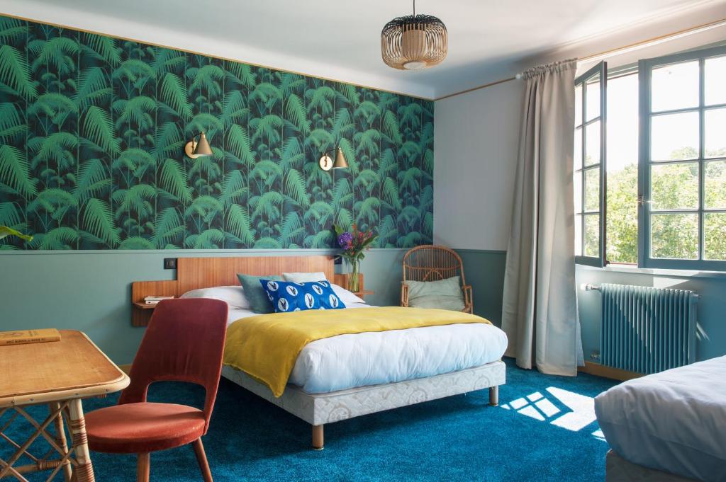 克利松的住宿－La Cascade，一间卧室设有一张床和绿色的墙壁