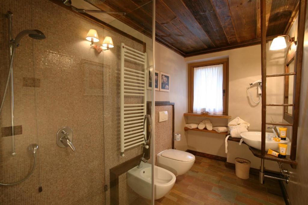 Łazienka w obiekcie Hotel Letterario Locanda Collomb