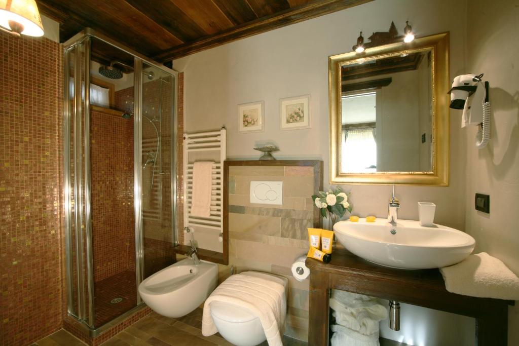 Łazienka w obiekcie Hotel Letterario Locanda Collomb