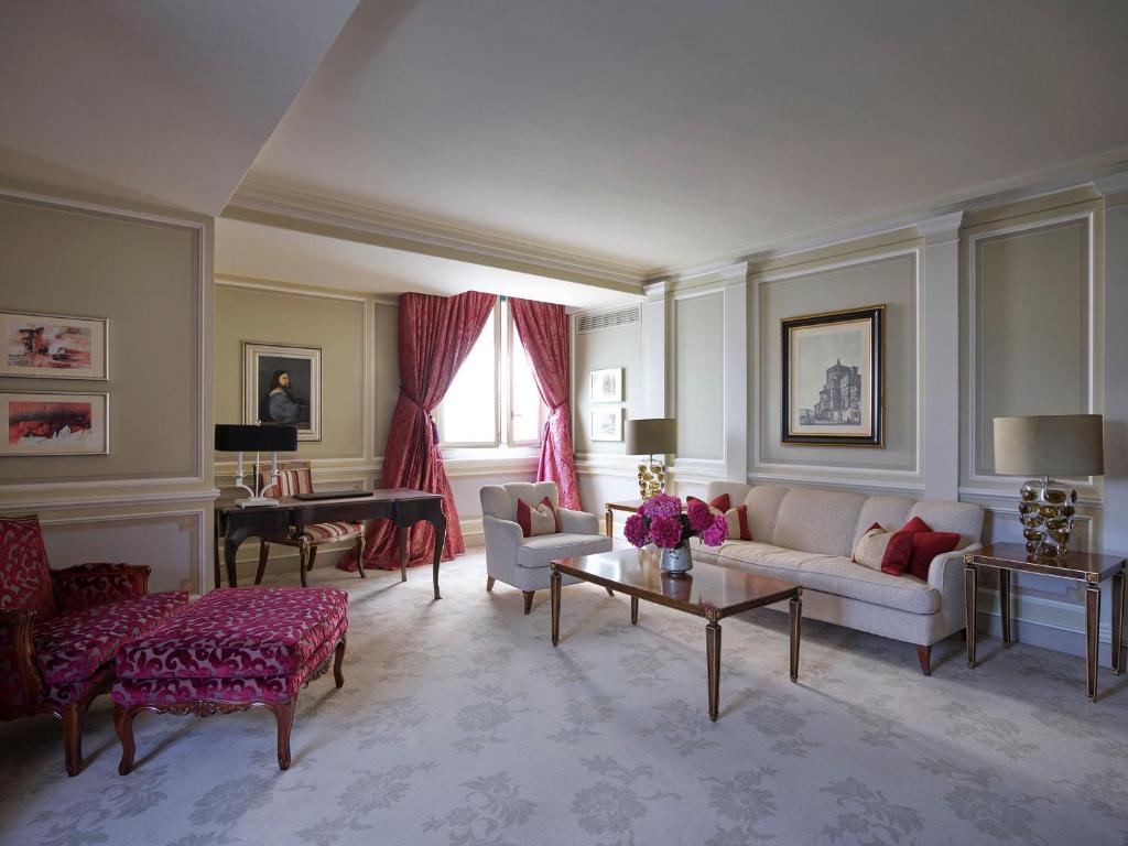 TV a/nebo společenská místnost v ubytování Hotel Principe Di Savoia - Dorchester Collection