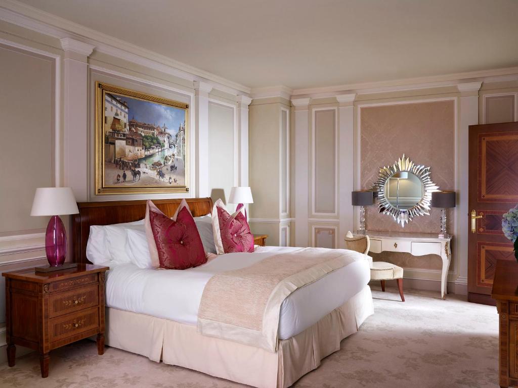 Postel nebo postele na pokoji v ubytování Hotel Principe Di Savoia - Dorchester Collection