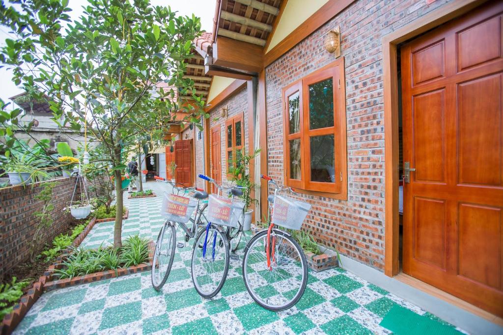 dos bicicletas están estacionadas fuera de una casa en Lodge By Tam Coc lake, en Ninh Binh