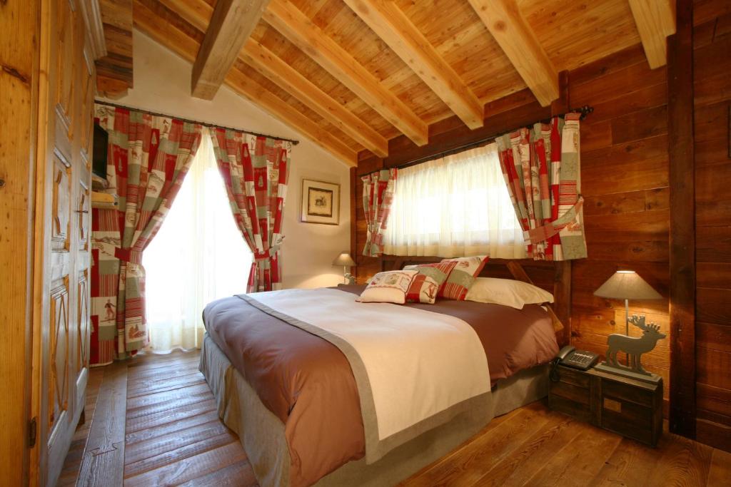 Łóżko lub łóżka w pokoju w obiekcie Hotel Letterario Locanda Collomb