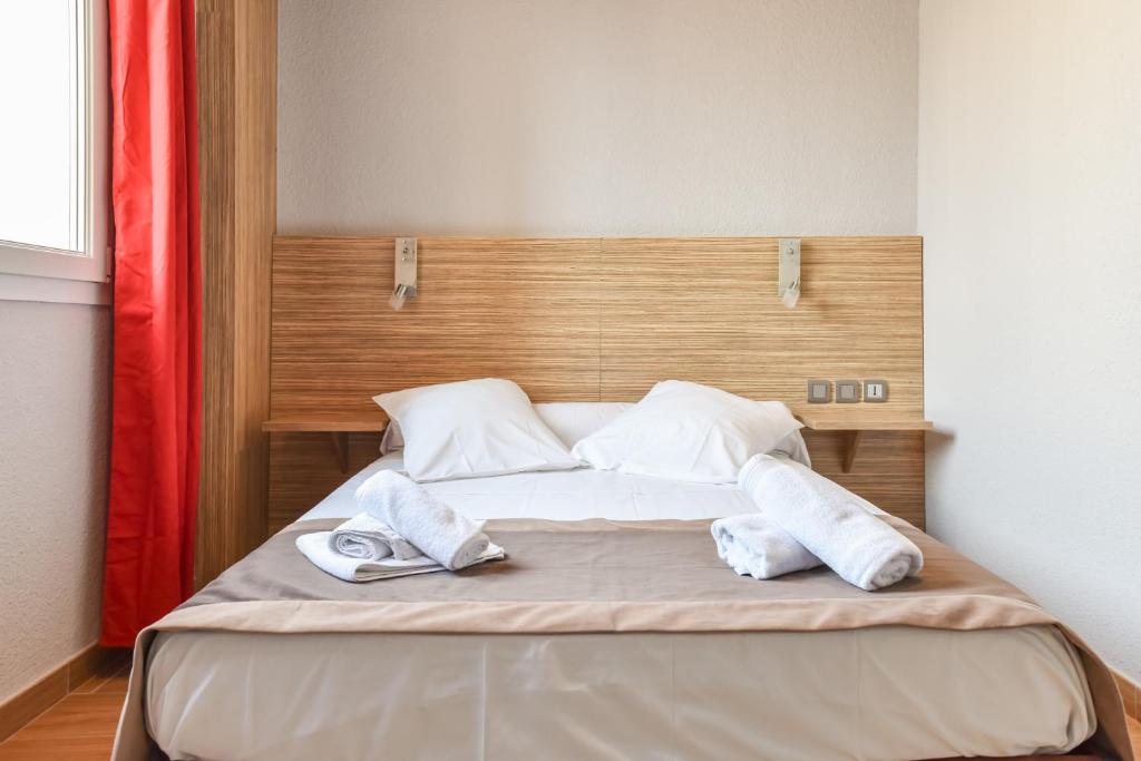 Postel nebo postele na pokoji v ubytování Logis Hôtel Restaurant Mar I Sol