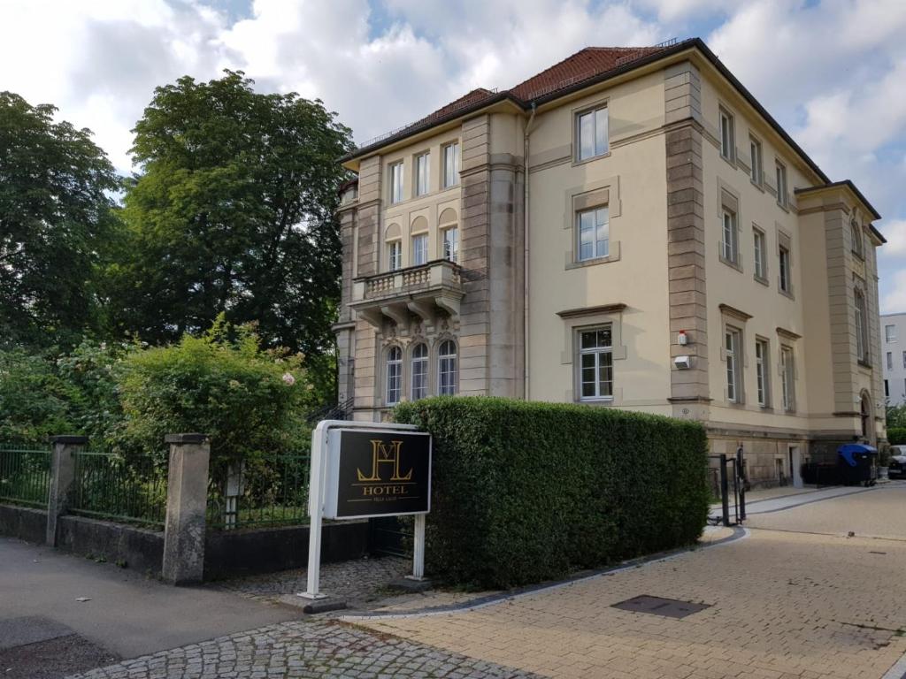 un edificio con una señal delante de él en Hotel-Villa Lalee, en Dresden
