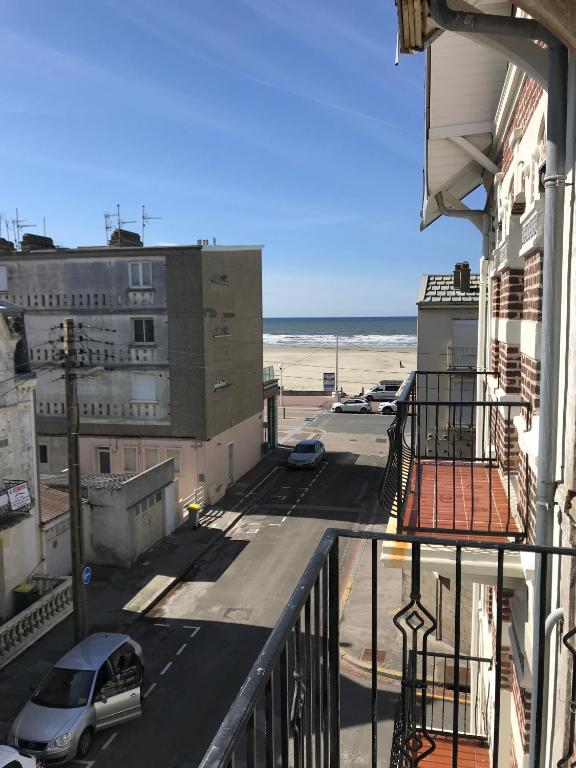 Cet appartement dispose d'un balcon avec vue sur la plage. dans l'établissement Appartement à 30 m de la plage - balcon - proche Centre - WIFI -Le Cérès 3, à Berck-sur-Mer