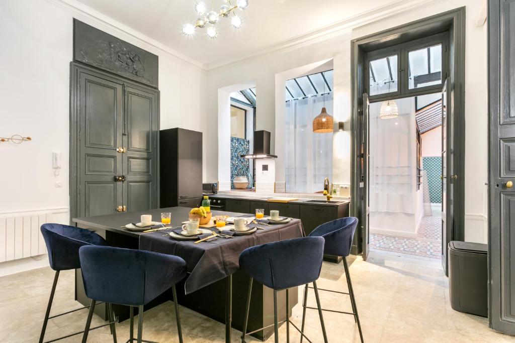 une cuisine et une salle à manger avec une table et des chaises dans l'établissement Petit Saint Jean, à Montpellier