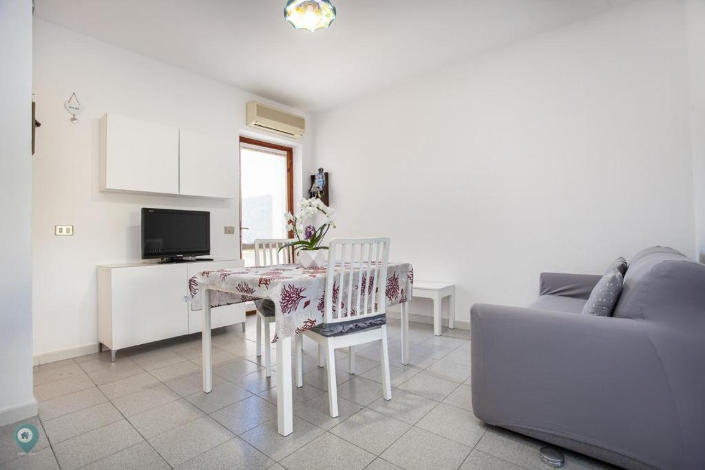 a living room with a table and a couch at Villino Gramsci in San Teodoro