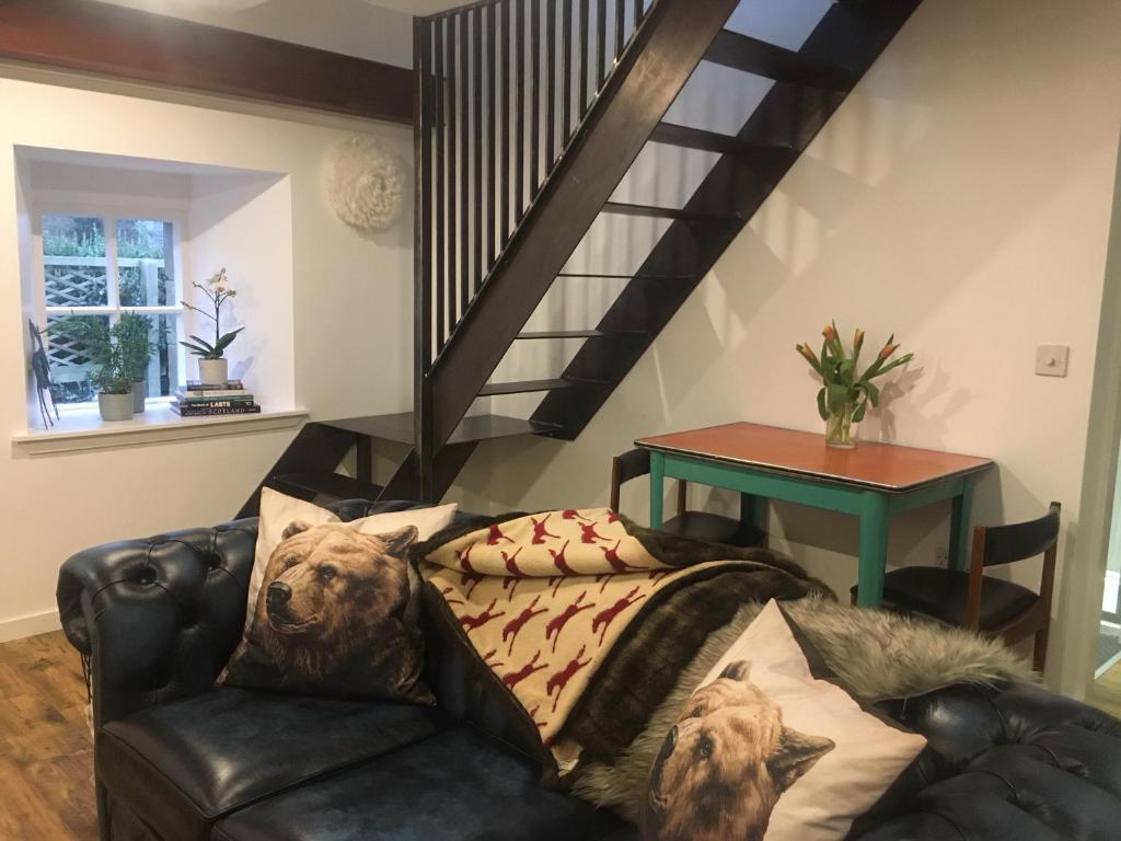 Posezení v ubytování Beautifully Renovated Self-Contained Farm Cottage - close to beaches, North Berwick and the Golf Coast