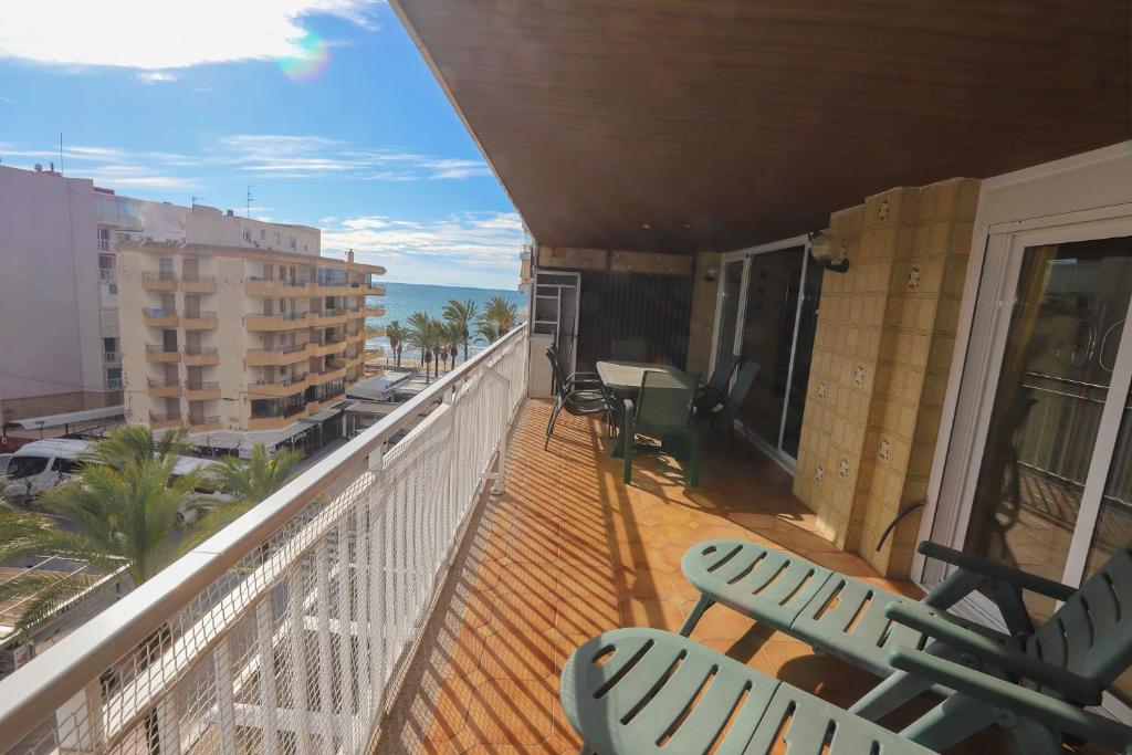 un balcón con 2 tumbonas y el océano en DIFFERENTFLATS Santa Rosa, en Salou