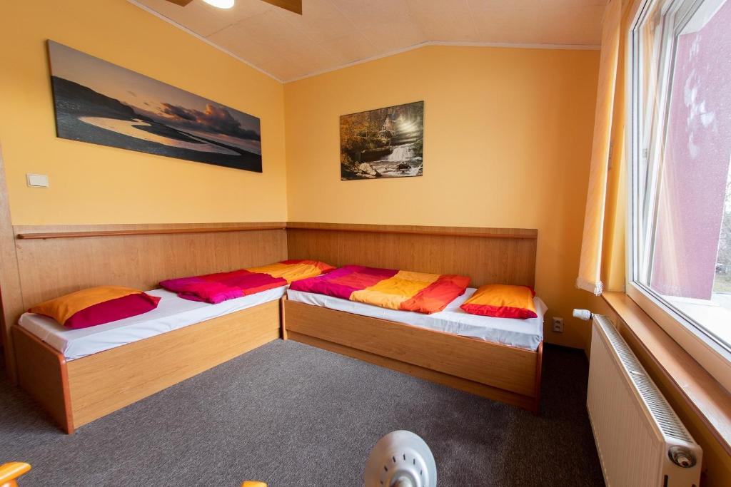 Postel nebo postele na pokoji v ubytování Penzion Školička